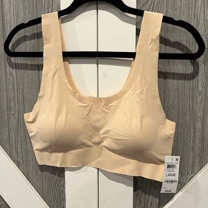 D06.9. NWT ALFANI Creamy Ivory Laser Cut Seamless Pull On Wireless Bralette L